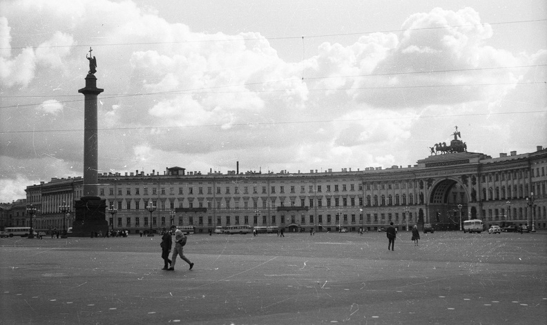 (Leningrád) Palota tér, Sándor-emlékoszlop és a Vezérkar épülete a diadalívvel.
