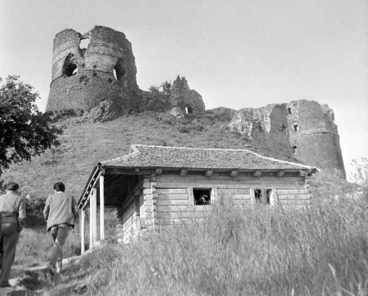 a vár, előtérben a Petőfi-kunyhó.