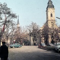 Kubínyiho námestie, elől a katolikus, hátul a református templom.