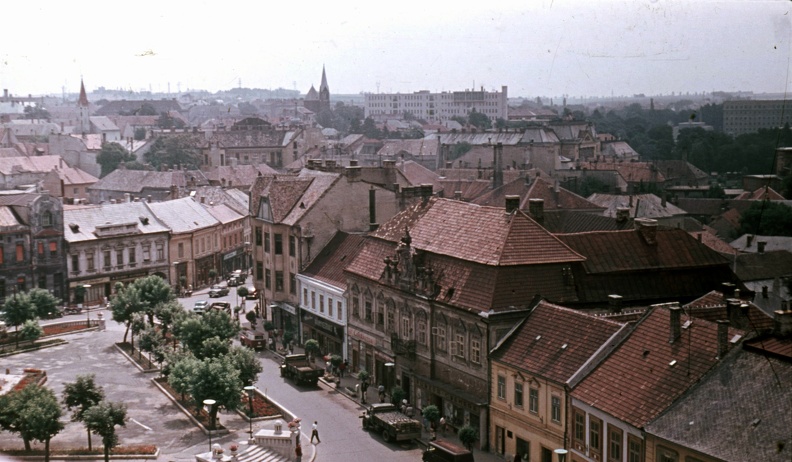 kilátás a Tűztoronyból, előtérben az Óváros (Vöröshadsereg) tér.