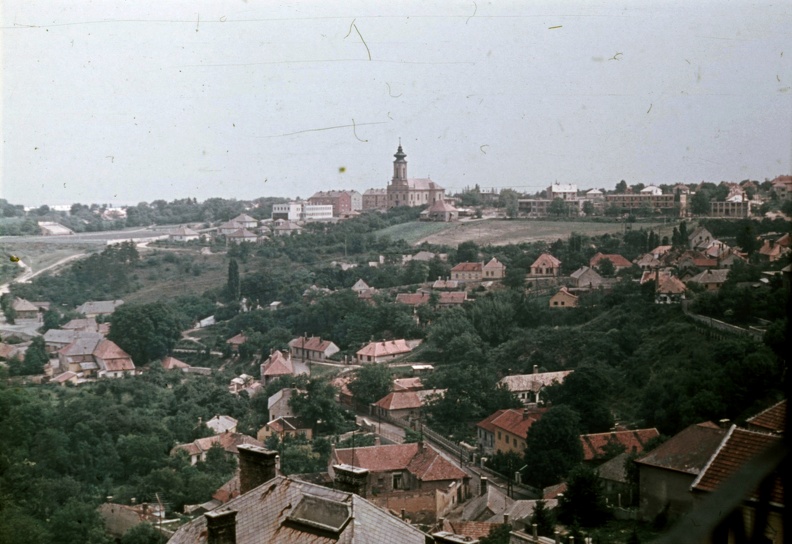 kilátás a Tűztoronyból a Jutasi (Felszabadulás) út házai és az Árpád-házi Szent Margit-templom felé.