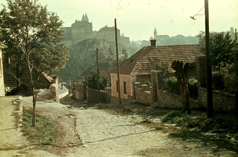 Céhház utca a Benedek-hegy és vár felé nézve.