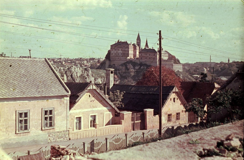 Szent István (Vörös Október) utca, szemben a vár.