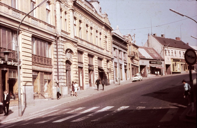 Kossuth Lajos utca a Brusznyai Árpád utca (Bajcsy-Zsilinszky út) felől nézve.