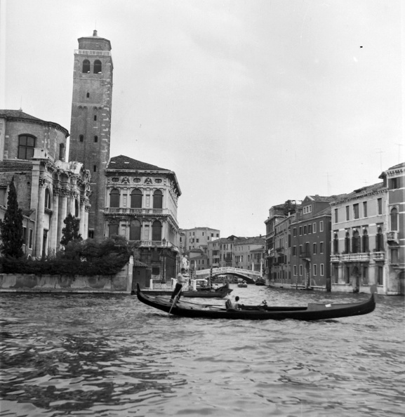 Canale di Cannaregio, balról a San Geremia templom, háttérben a Ponte delle Guglie.