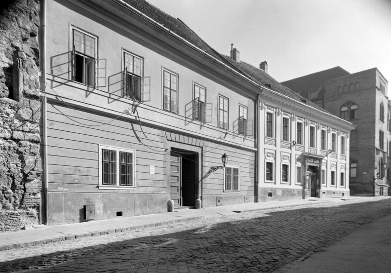 Országház utca a Fortuna köz torkolatával, háttérben a volt Pénzügyminisztérium épülete.