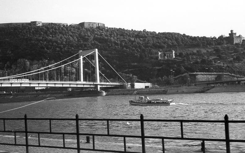 a Gellérthegy és az Erzsébet híd a Petőfi tér felől.
