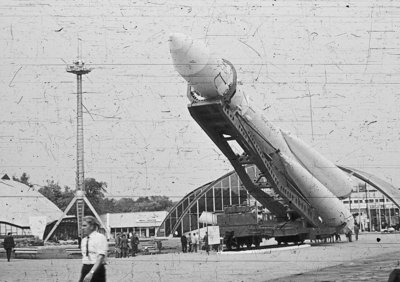 a BNV területe, a Szovjet tudomány és technika 50 éve jubileumi kiállítása 1967. szeptember 1-24. A képen Gagarin űrhajója, a Vosztok-1.