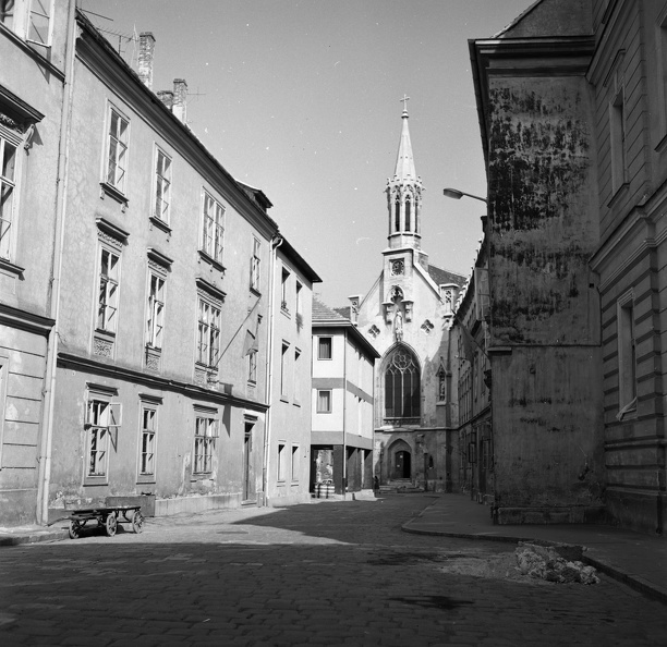 Fegyvertár utca, szemben a Szent Orsolya-templom.