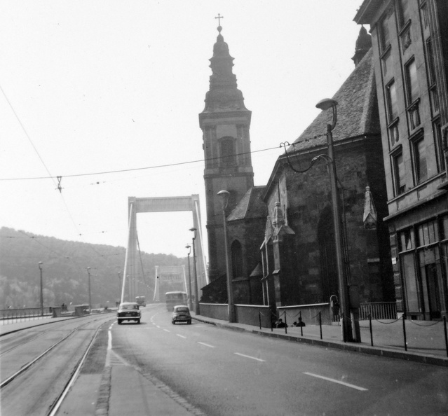 Erzsébet híd pesti hídfő.