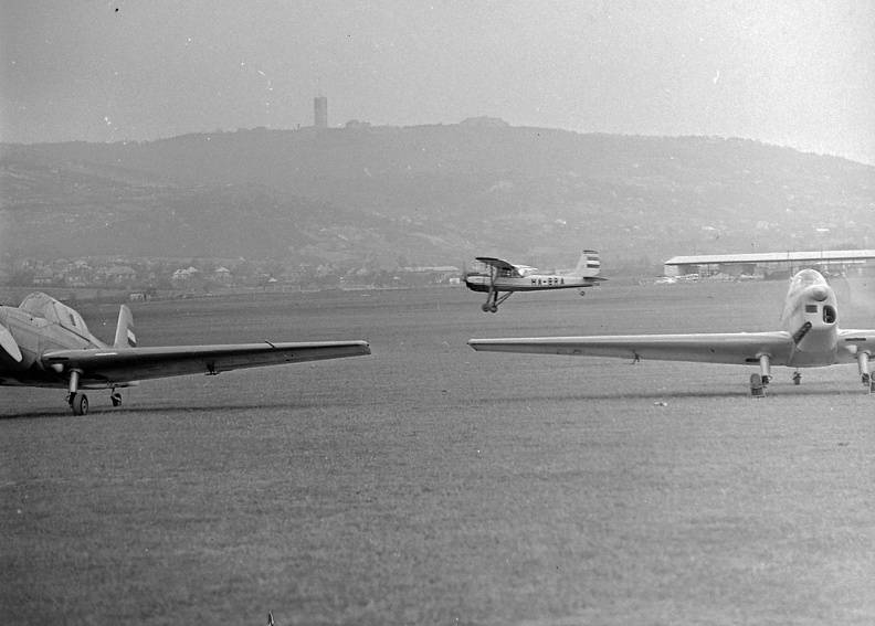 Zlin Trener repülőgépek az előtérben, a háttérben egy Aero L-65 Brigadyr repülőgép.