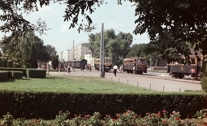 Állomás tér, villamos és keskeny-nyomtávú vasút végállomás a pályaudvar előtt.