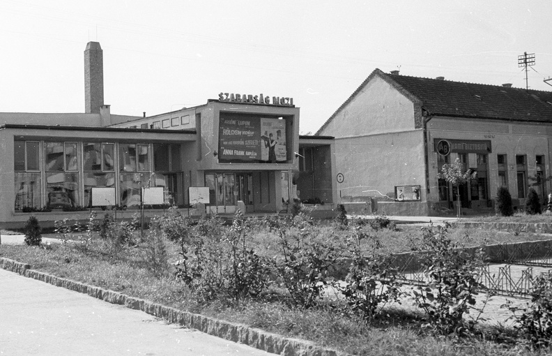 Kossuth tér, Uránia (Szabadság) mozi.