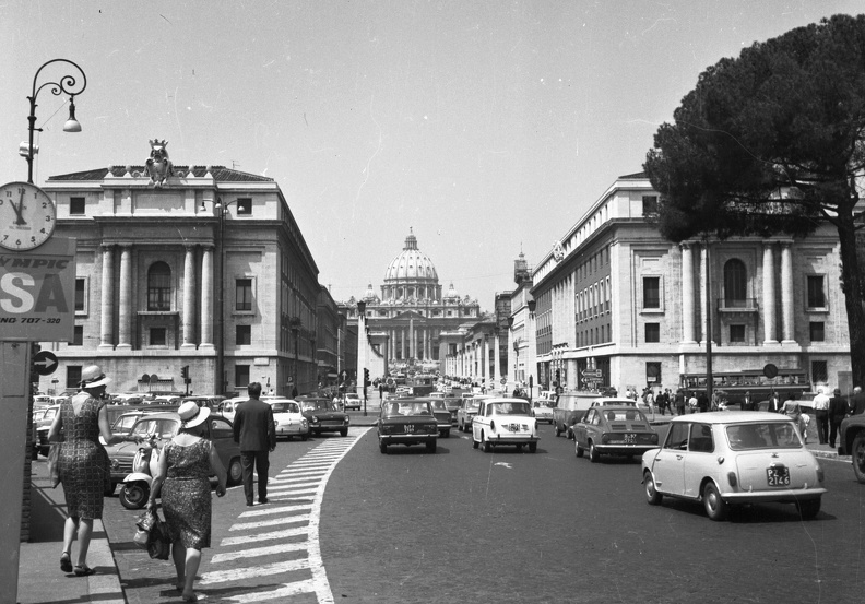 Róma, Via della Conciliazione és a Szent Péter bazilika a Tevere partjáról nézve. (Rome, Italy)