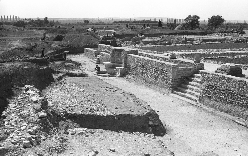 a római kori Gorsium feltárása, a régészeti park kiépítése.