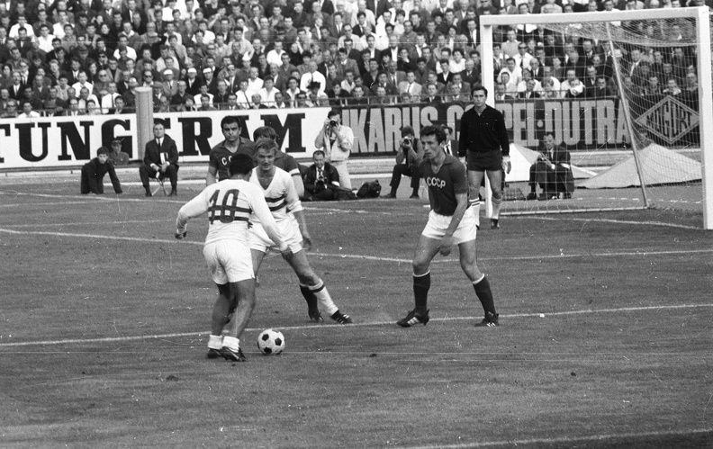 Magyarország - Szovjetunió EB mérkőzés 1968. május 4. Fehérben, szemben Varga, háttal Farkas (10-es).
