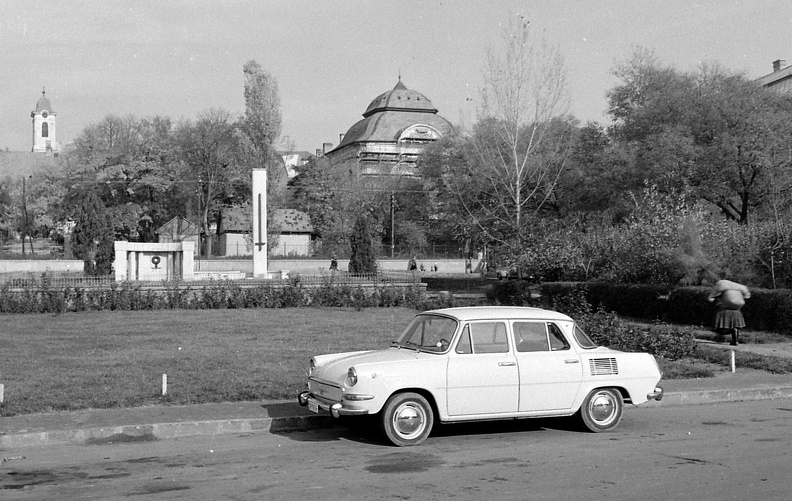 Szabadság tér, világháborús emlékmű, háttérben a Podmaniczky kastély. Skoda 1000 MB személygépkocsi.