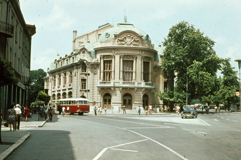 ulica Preszlav, szemben a drámai színház épülete.