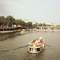 a Szajna a Pont du Carrousel-ről a Pont des Arts felé nézve, balra a Louvre.