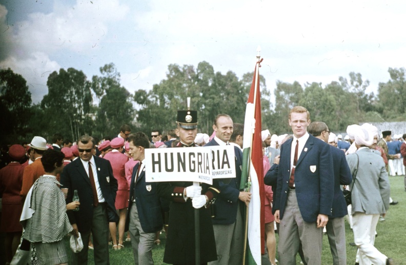 a XIX. nyári olimpiai játékok megnyitóünnepségére várakozó magyar csapat. A zászlóvivő Kulcsár Gergely gerelyhajító.