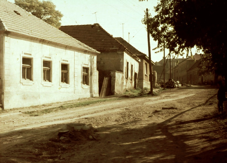 Csaplár János utca, az épületek helyén ma a Lovassy László Gimnázium található.