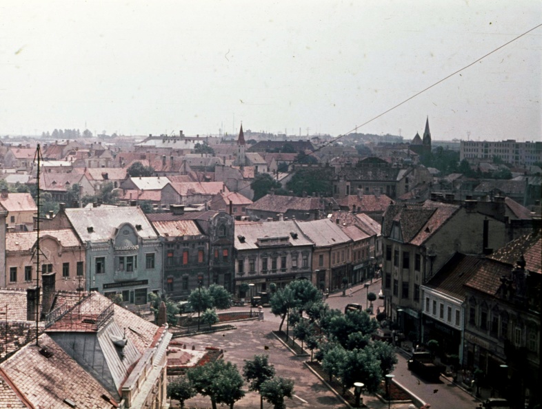 kilátás a Tűztoronyból előtérben az Óváros (Vöröshadsereg) tér.