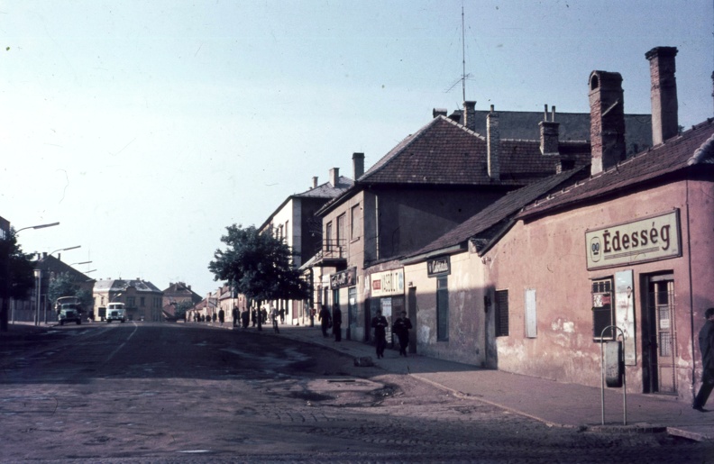 Rákóczi tér (ma Hoffer Ármin sétány) a Kossuth Lajos utca felől nézve. Az egykori zsinagóga helyén a Bányatröszt épülete (jobbra a fa takarásában).