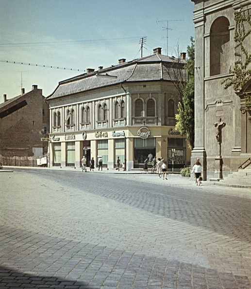 Tóth Kálmán tér, jobbra a Szent Péter és Pál apostolok templom.