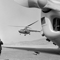 előtérben egy Zlin Trener repülőgép, a háttérben egy Mi-1 típusú katonai helikopter.