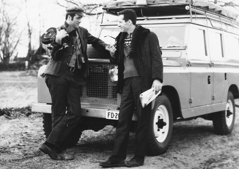 Andor Tamás operatőr és Schiffer Pál filmrendező. Land Rover IIa Station Wagon típusú terepjáró. A kép az Ellenérvek c. film forgatásakor készült.