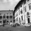 Piazza dei Cavalieri, balra a Palazzo del Consiglio dei Dodici, jobbra a Palazzo del Collegio Puteano.