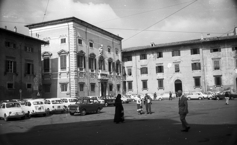 Piazza dei Cavalieri, balra a Palazzo del Consiglio dei Dodici, jobbra a Palazzo del Collegio Puteano.