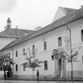 a volt piarista rendház épületének főbejárata a Farkas utca felől. Az épületet a Babes-Bolyai Tudományegyetem használta.