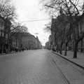 Kossuth Lajos sugárút a Tisza Lajos (Lenin) körút kereszteződése felé nézve. Balra az Anna-kút, szemben vele a MÁV székház.