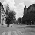 Tisza Lajos (Lenin) körút, jobbra az Arany János utca torkolatánál a Gróf-palota.