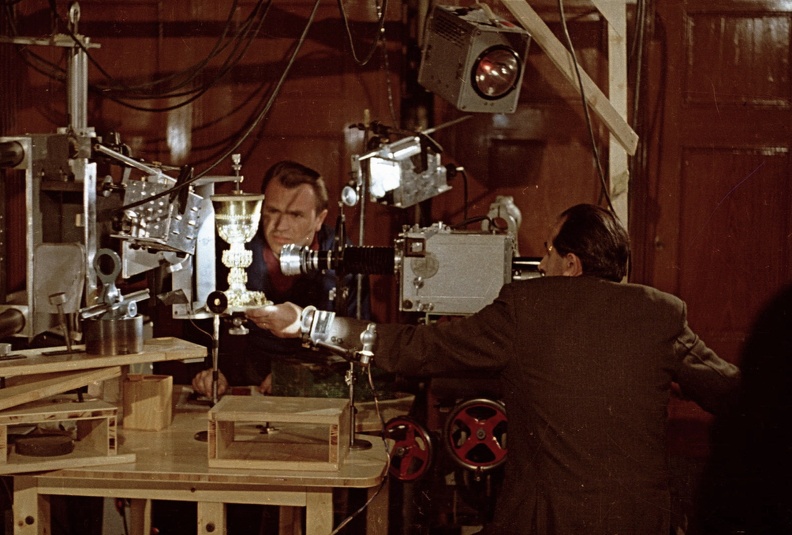 Az esztergomi Főszékesegyházi Kincstárban található Suki-kehely fotózása a Requiem című filmhez. Háttal Schuller Imre filmrendező.
