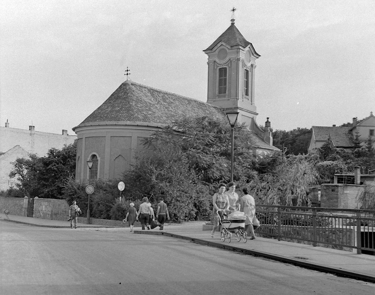 Kossuth Lajos utca - Paprikabíró utca találkozása, Pozsarevacska szerb ortodox templom a Bükkös patak hídjáról nézve.