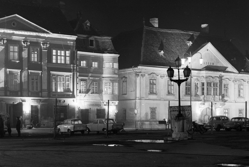 Széchenyi tér, a Vastuskós ház és a Xantus János Múzeum.