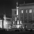 Széchenyi tér, balra a Xantus János Múzeum (Apátúr ház), középen a Mária oszlop, mögötte a Rába Városi Művelődési Központ (egykori Lloyd székház, ma irodaház).