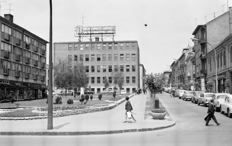 Kossuth Lajos utca a Fő utcáról nézve, előtérben (az egykori) Latinka Sándor tér.