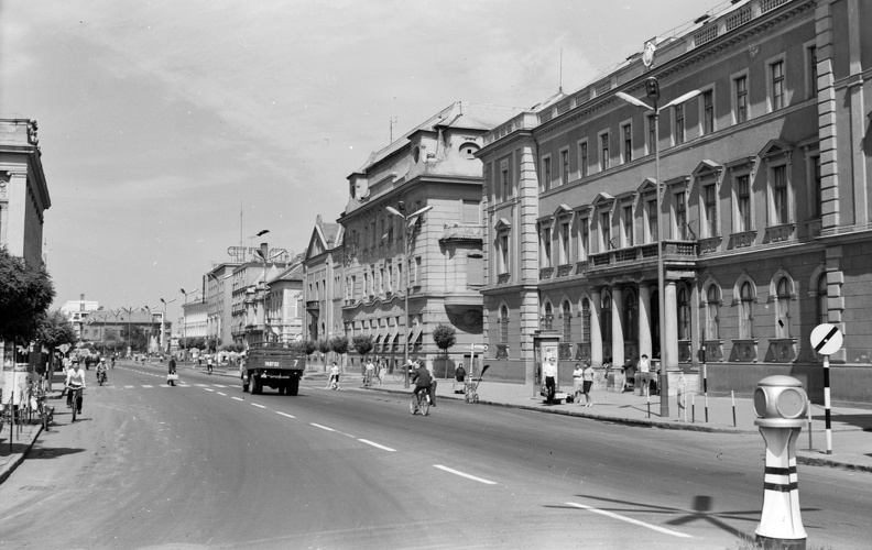 Kossuth Lajos út a Szabadság tér felől nézve, jobbra a Szolnoki Városi Bíróság épülete.