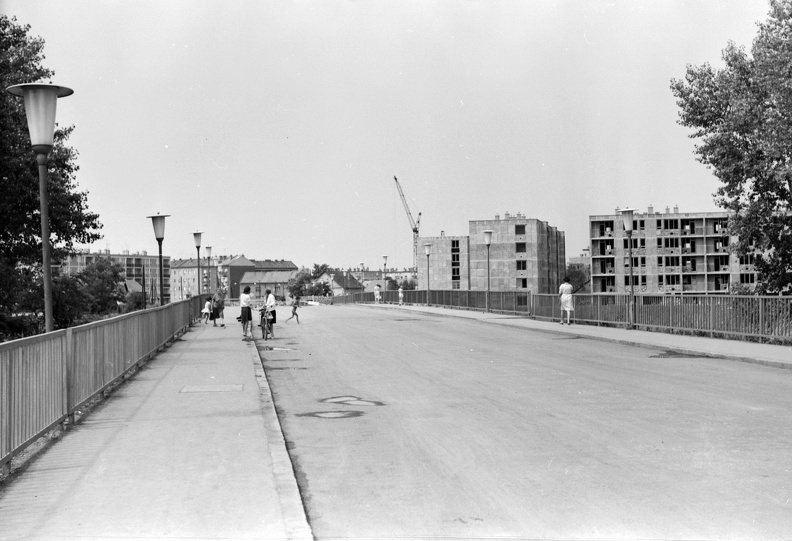 a Zagyva híd a Várkonyi István tér felé nézve.