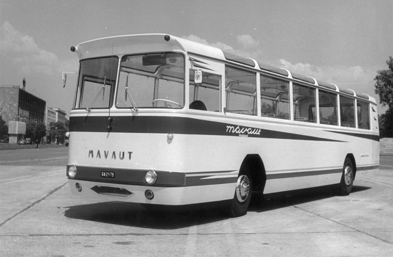 Ötvenhatosok tere (Felvonulási tér), Mávaut gyártmányú panorámabusz prototípusa.