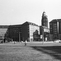 Neumarkt, szemben a Wilsdruffer Strasse épületei, mögötte a városháza tornya látszik. 