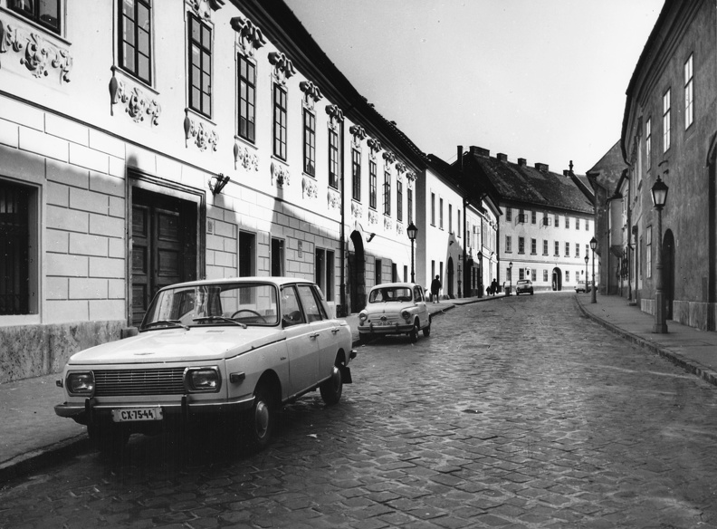 Táncsics Mihály utca a Bécsi kapu tér felől nézve.