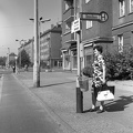 Kelet-Berlin, Kniprodestrasse, keresztben a Danziger Strasse (ekkor Dimitroffstrasse), a Hufelandstrasse felé nézve.