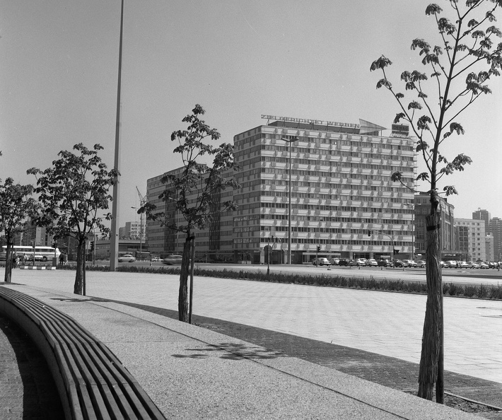 Kelet-Berlin, Alexanderplatz az Otto Braun Strasse (Hans Beimler Strasse) felé nézve, szemben a Haus der Statistik.