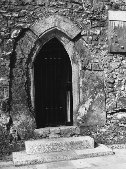 Királyi Palota, déli zárt udvar. A gótikus kapu melletti Napóra alkotója Morvay Endre (1968).