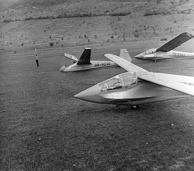 Rubik R-26 Góbé vitorlázó repülőgépek, a háttérben egy SZD-22C Mucha vitorlázó repülőgép látható.
