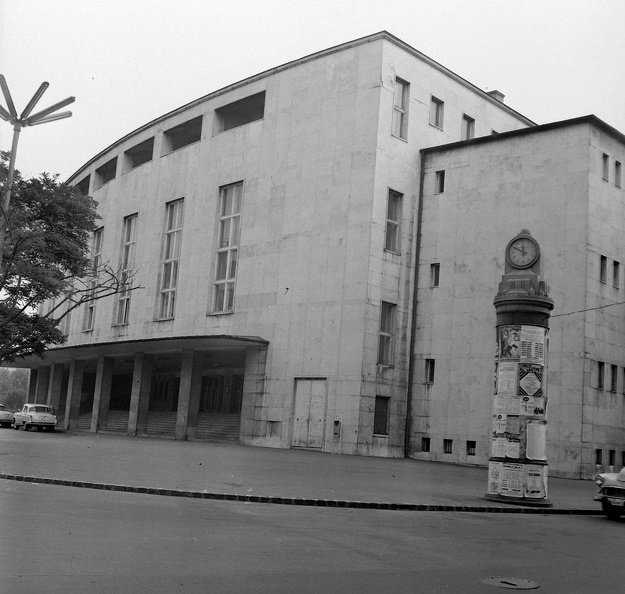 II. János Pál pápa (Köztársaság) tér, Erkel Színház.